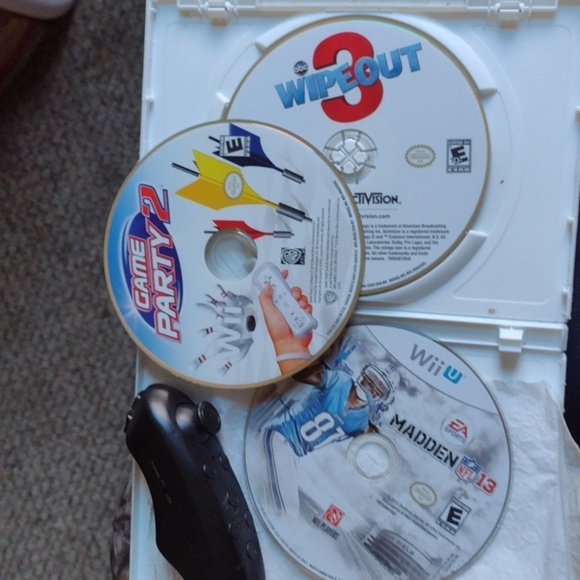 Wiiu Game Console with 3 games 1 Controller - Picture 4 of 4